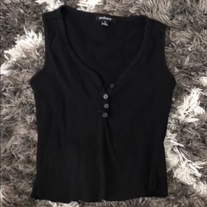 black crop top w cute button detail